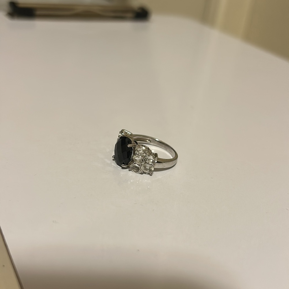 Elegant Black and Silver Ring - Picture 4 of 9